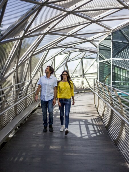 A couple walks on the Mur Island in Graz. | © Graz Tourismus - Tom Lamm