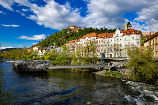Murinsel in Graz mit Blick auf die Stadt und den Uhrturm. | © Graz Tourismus - Harry Schiffer