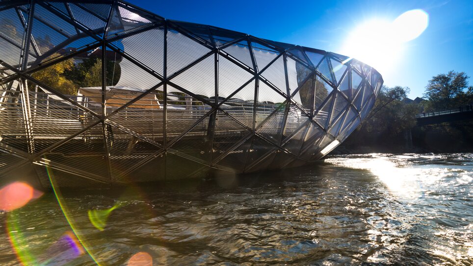 Die Murinsel in Graz, eine modernes Bauwerk, dass die beiden Murufer miteinander verbindet. | © Graz Tourismus_Harry Schiffer
