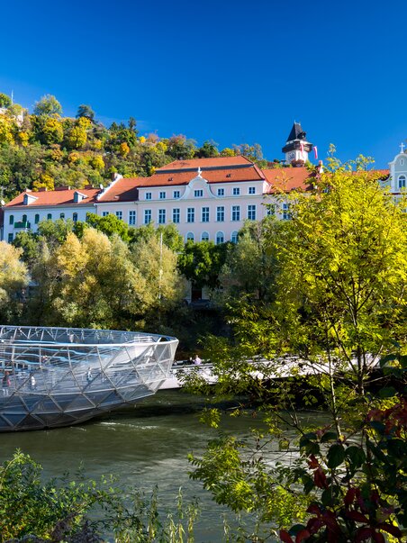 The Mur island in Graz with picturesque scenery. | © Graz Tourismus - Harry Schiffer