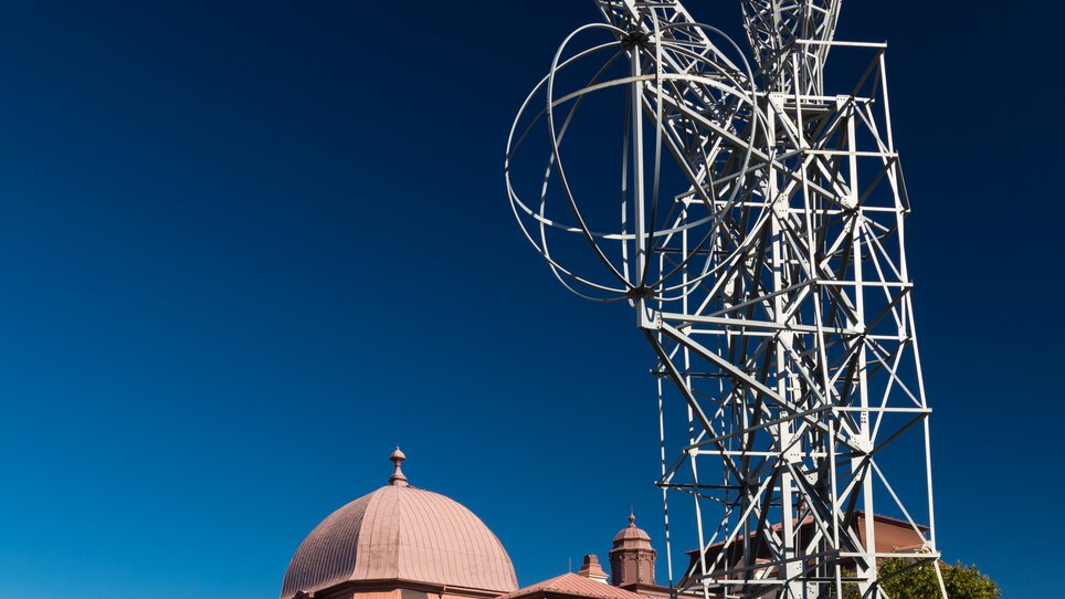 Scultura a forma di spada laser accanto all’Opera di Graz – un’opera di Hartmut Skerbisch. | © Graz Tourismus - Harry Schiffer