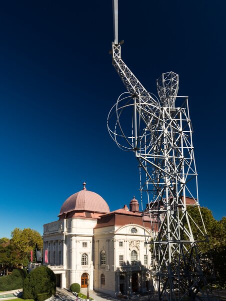 Scultura a forma di spada laser accanto all’Opera di Graz – un’opera di Hartmut Skerbisch. | © Graz Tourismus - Harry Schiffer