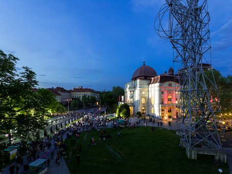 Folla davanti all'illuminata Opera Graz al crepuscolo. | © Graz Tourismus - Harry Schiffer