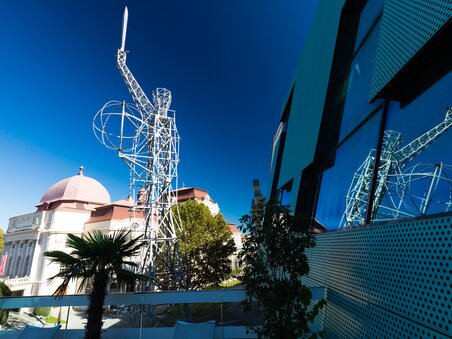 Scultura a forma di spada laser accanto all’Opera di Graz – un’opera di Hartmut Skerbisch. | © Graz Tourismus - Harry Schiffer