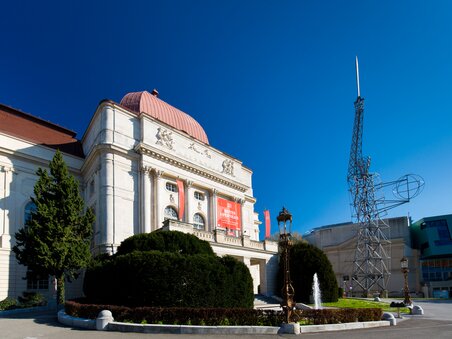 L’Opera di Graz sotto un cielo azzurro con la scultura della "Spada laser". | © Graz Tourismus - Harry Schiffer