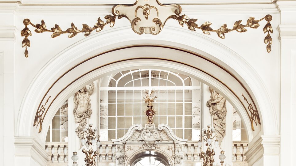 The magnificent staircase in Oper Graz, surrounded by intricate architecture. | © Opernhaus Graz +