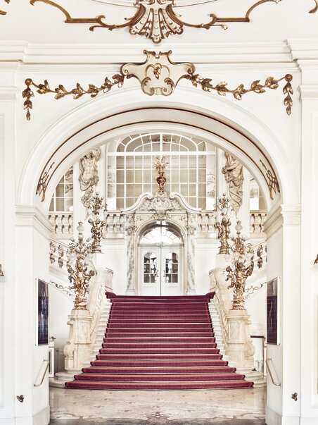 Die prachtvolle Treppe in der Oper Graz, umgeben von filigraner Architektur. | © Opernhaus Graz +