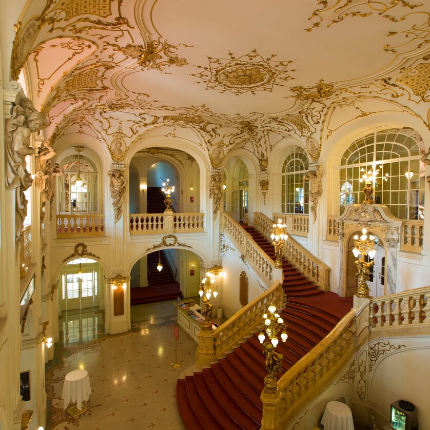 Innenaufnahme der Oper Graz mit eleganter Treppe und opulenter Dekoration. | © Graz Tourismus - Harry Schiffer