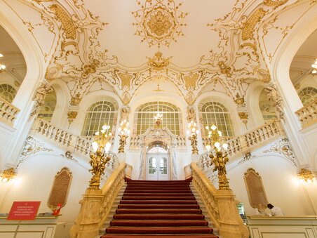 Interno affascinante dell'Opera di Graz con dettagli artistici. | © Graz Tourismus - Harry Schiffer