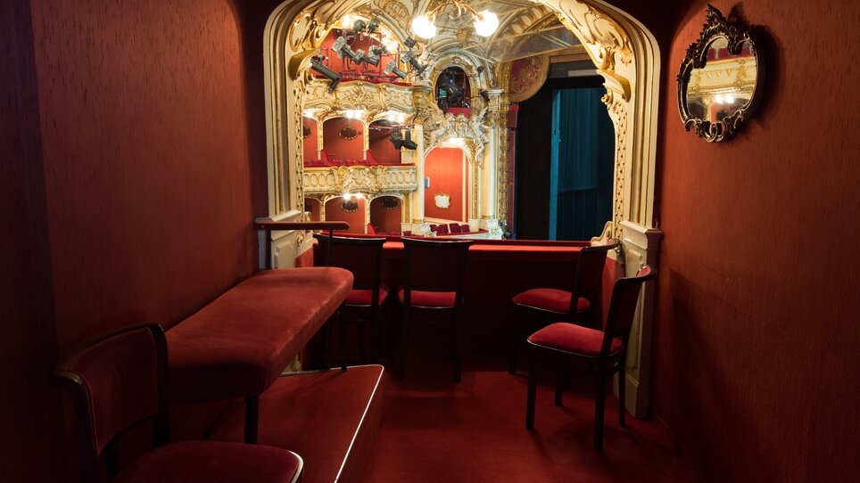 Interior view of a box at the Graz Opera with red decor. | © Graz Tourismus - Harry Schiffer