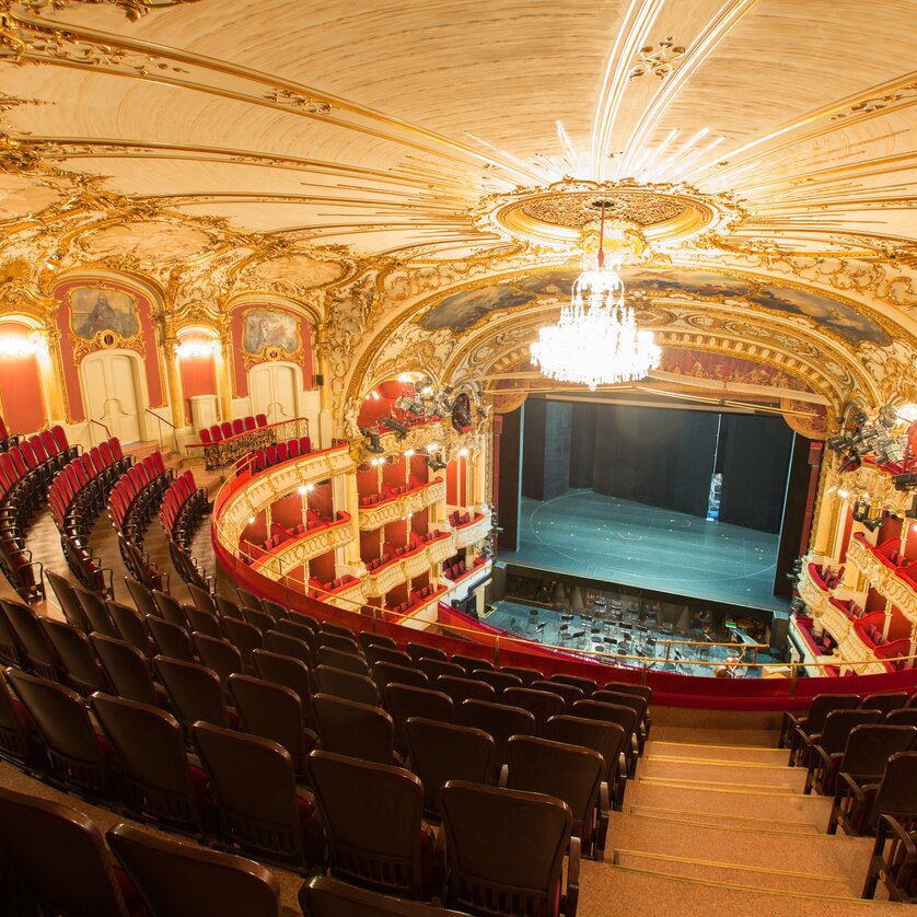 Elegantes Interieur der Oper Graz | © Graz Tourismus - Harry Schiffer Blick auf das prachtvolle Innere der Oper Graz, Stühle und Bühne sichtbar. | © Graz Tourismus - Harry Schiffer