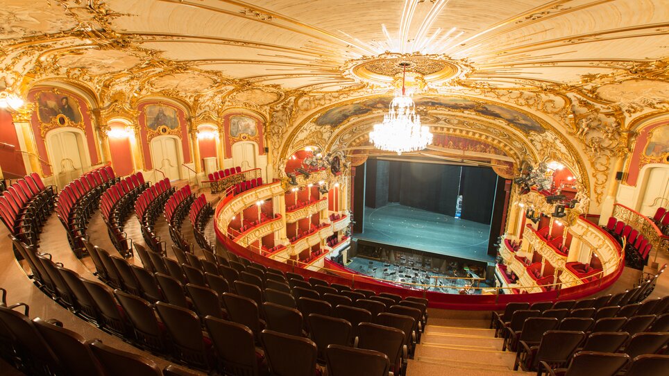 View of the magnificent interior of the Graz Opera, seats and stage visible. | © Graz Tourismus - Harry Schiffer