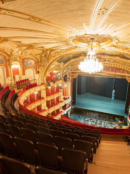 Vista dell'interno magnifico dell'Opera Graz, sedili e palco visibili. | © Graz Tourismus - Harry Schiffer