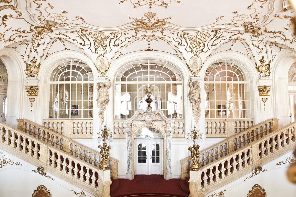 Opera | © Oper Graz Un'opulenta scalinata con decorazioni ornamentali nel Teatro dell'Opera di Graz. | © Oper Graz