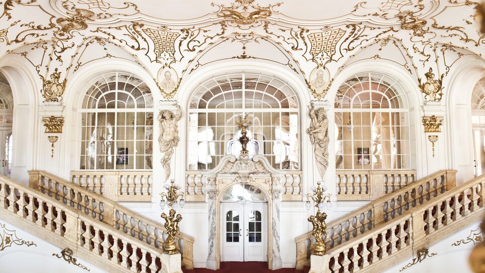 An opulent staircase with ornate decorations in the Graz Opera House. | © Oper Graz