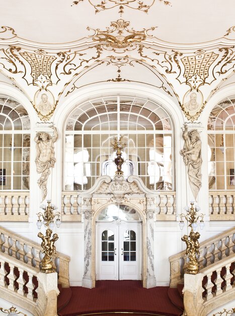 Un'opulenta scalinata con decorazioni ornamentali nel Teatro dell'Opera di Graz. | © Oper Graz
