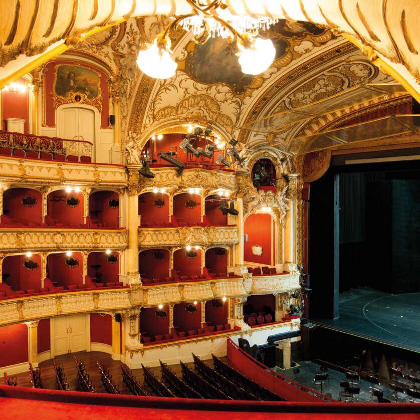 Opernhaus Graz I Steiermark | © Graz Tourismus - Harry Schiffer Elegante Innenansicht der Oper Graz mit prachtvollem Dekor. | © Graz Tourismus - Harry Schiffer