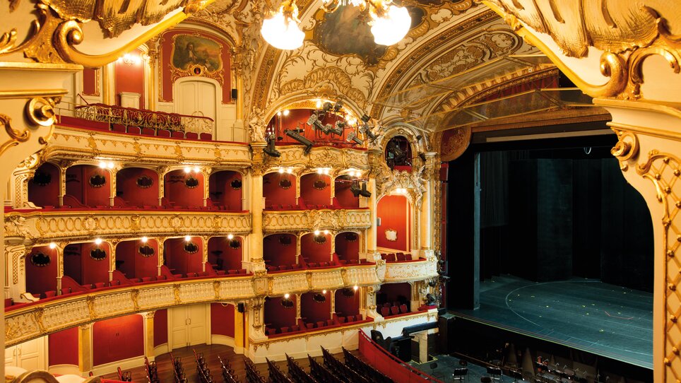 Elegant interior view of the Graz Opera with magnificent decor. | © Graz Tourismus - Harry Schiffer