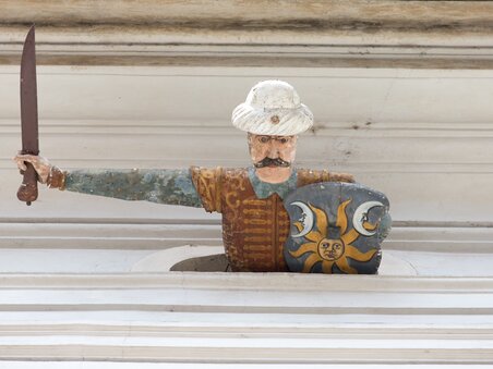 Wooden figure with sword and shield at Palais Saurau in Graz. | © Graz Tourismus - Harry Schiffer