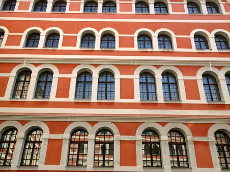 Facade of the Priests' Seminary in Graz with symmetrical windows. | © Graz Tourismus - Harry  Schiffer