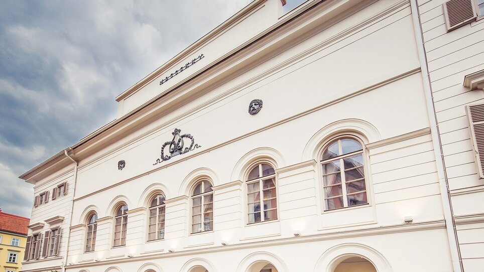 The elegant façade of the Graz Schauspielhaus with historical elements. | © Lupi_Spuma
