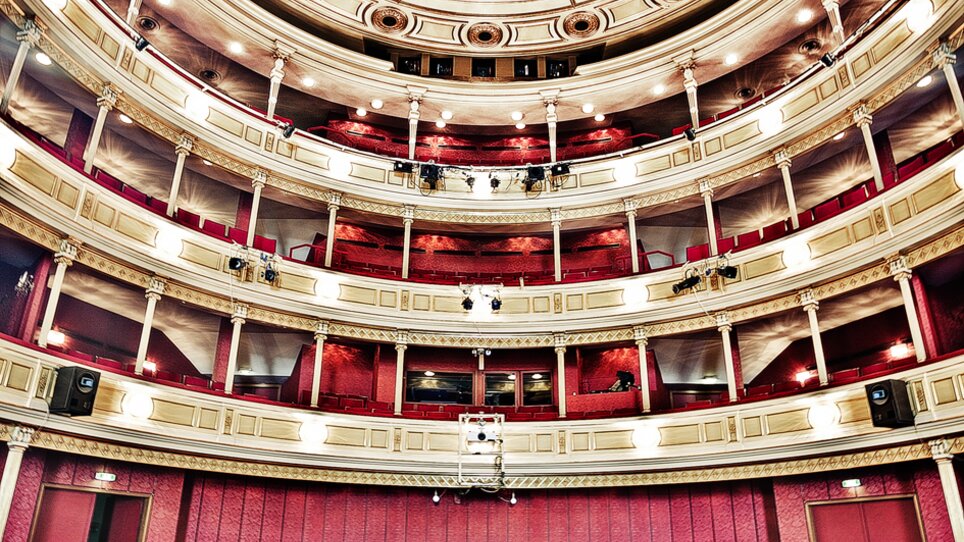 View of red seating and the ornate ceiling of the theater. | © Lupi_Spuma