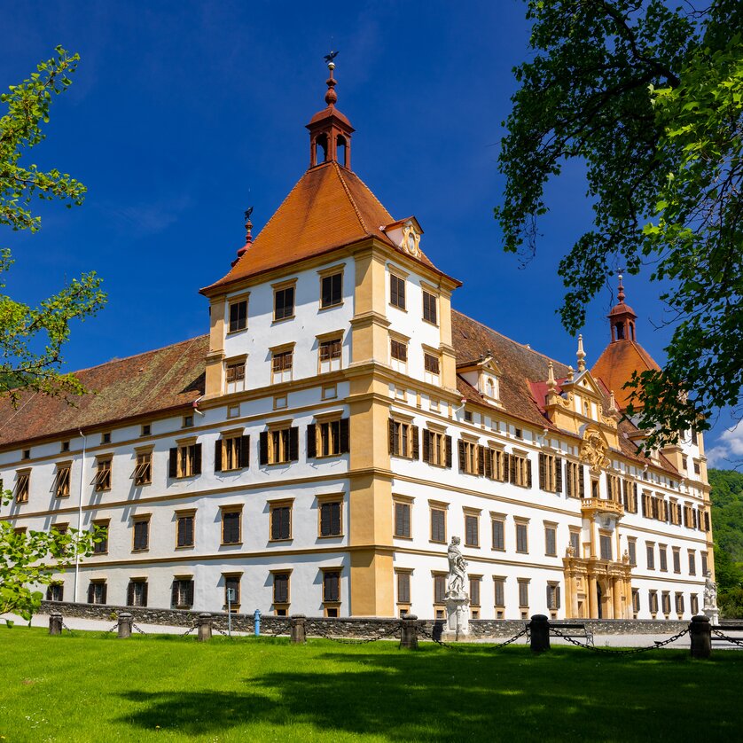 Schloss Eggenberg in Graz mit prächtigen Fassaden und grünem Park. | © Graz Tourismus - Harry Schiffer
