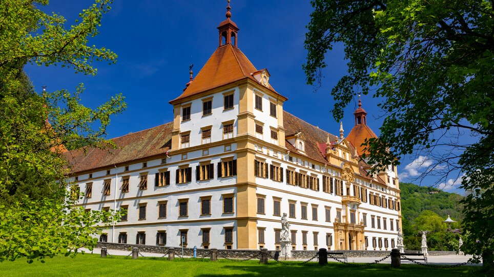Schloss Eggenberg in Graz mit prächtigen Fassaden und grünem Park. | © Graz Tourismus - Harry Schiffer