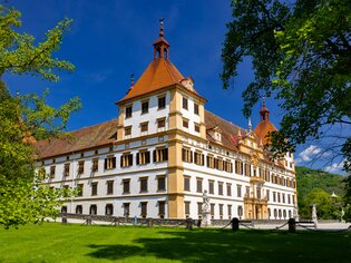 Schloss Eggenberg in Graz mit prächtigen Fassaden und grünem Park. | © Graz Tourismus - Harry Schiffer