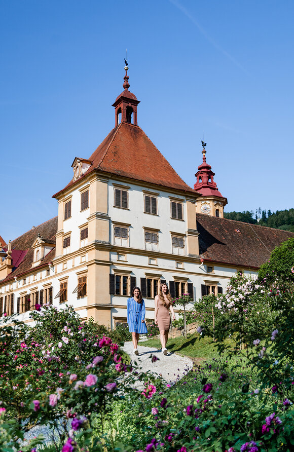 Zwei Frauen stehen vor dem Schloss Eggenberg in Graz. | © Graz Tourismus - Mias Photoart