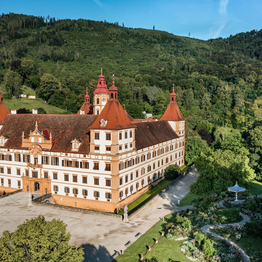 Luftbild des Schlosses Eggenberg in Graz, umgeben von grüner Landschaft. | © Graz Tourismus - Mias Photoart