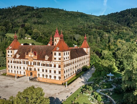 Vista aerea del Castello di Eggenberg a Graz, circondato da un paesaggio verde. | © Graz Tourismus - Mias Photoart