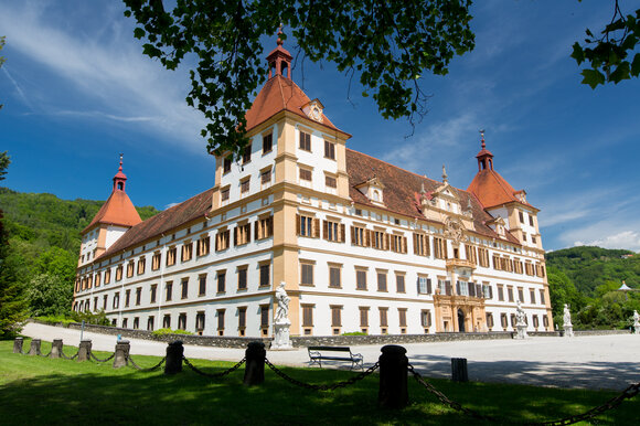 Historic Eggenberg Palace in Graz, surrounded by green areas. | © Graz Tourismus - Harry Schiffer