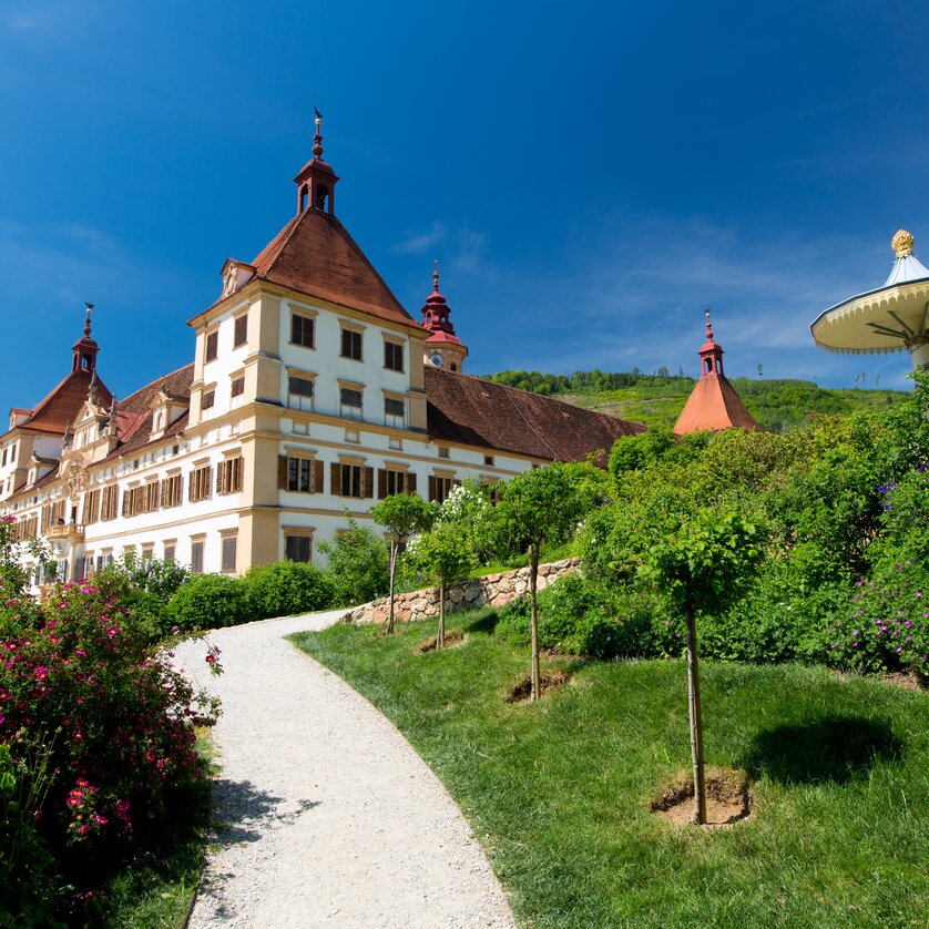 Schloss Eggenberg in Graz, umgeben von Natur und blühenden Gärten. | © Graz Tourismus - Harry Schiffer