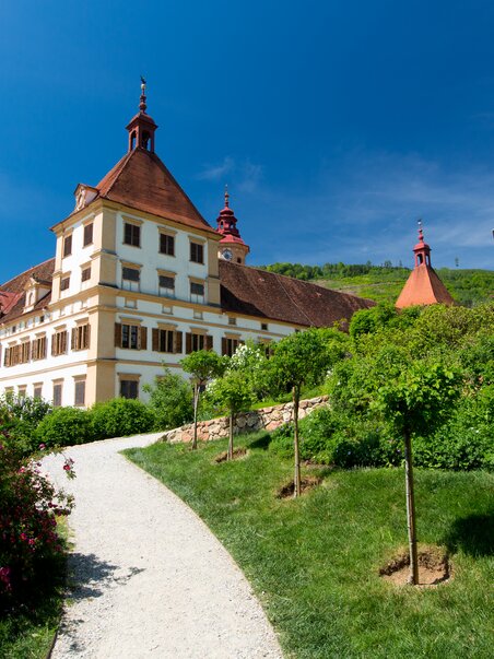 Eggenberg Palace in Graz, surrounded by nature and blooming gardens. | © Graz Tourismus - Harry Schiffer
