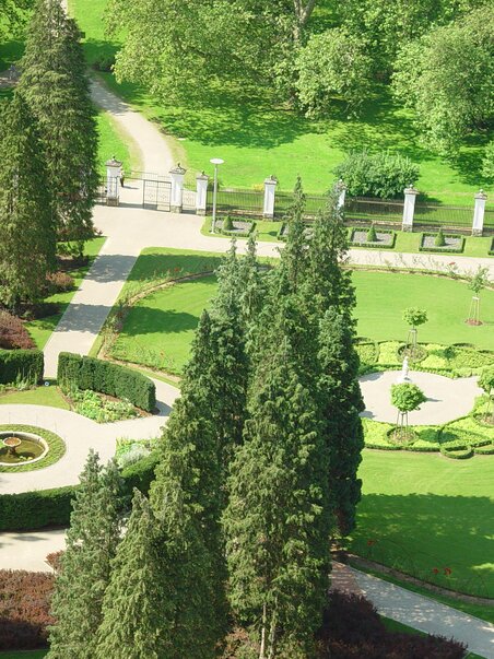 Park around Eggenberg Palace in Graz with well-maintained greenery and trees. | © zepp@cam.at 04 | Graz Austria 