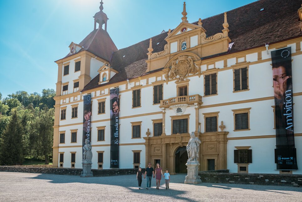 Schloss Eggenberg - Steiermark Schau 2025 | © Graz Tourismus - Mias Photoart Besucher vor einem kunstvollen Schloss mit großen Bannern. | © Graz Tourismus - Mias Photoart