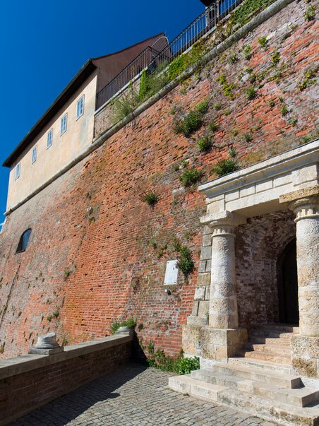 The Egyptian gate on the Schlossberg in Graz with steps and columns. | © Graz Tourismus - Harry Schiffer