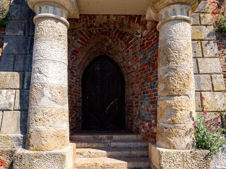 An impressive Egyptian gate on the Schlossberg in Graz. | © Graz Tourismus - Harry Schiffer