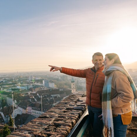 Couple enjoying the view from Schlossberg in Graz at sunset. | © Graz Tourismus - Mias Photoart