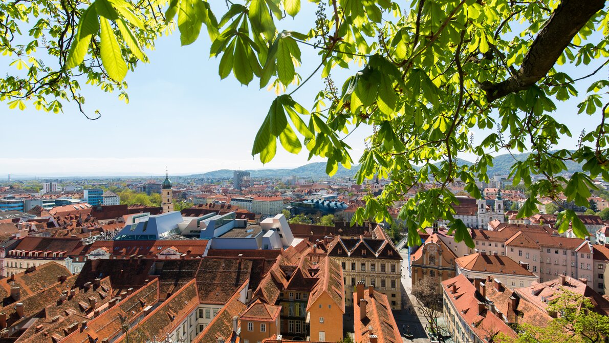 Blick auf Graz vom Schlossberg - mit wunderschöner Dachlandschaft und dem Kunsthaus Graz. | © Graz Tourismus - Harry Schiffer