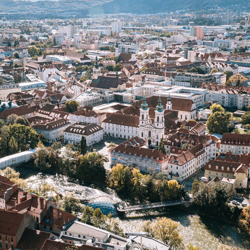 View from the Schlossberg in Graz | © Graz Tourismus Panoramic view of Graz with the Mur and the Murinsel in the foreground. | © Graz Tourismus