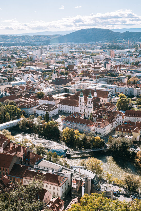 Panoramablick auf Graz mit der Mur und der Murinsel im Vordergrund. | © Graz Tourismus