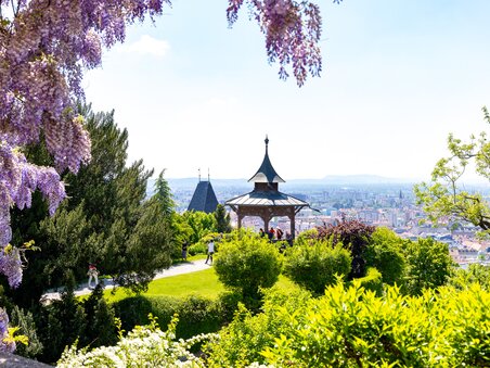 View from Schlossberg over Graz with blooming trees. | © Graz Tourismus - Harry Schiffer