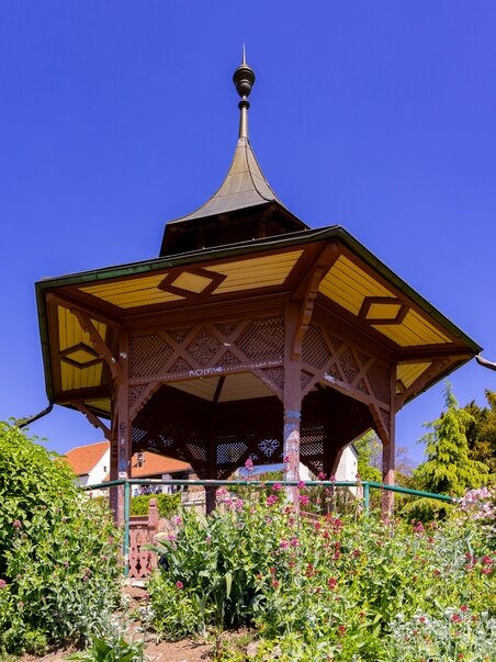 Pavilion surrounded by flowers and green grass at Schlossberg in Graz. | © Graz Tourismus - Harry Schiffer
