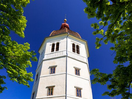 Bell tower on the Schlossberg in Graz, surrounded by trees. | © Graz Tourismus - Harry Schiffer