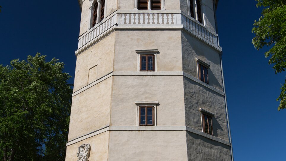 Der Glockenturm am Schlossberg in Graz erstrahlt bei sonnigem Wetter. | © Graz Tourismus - Harry Schiffer
