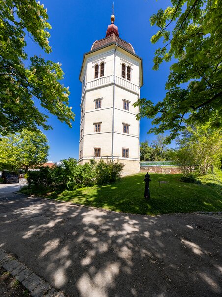 View of the bell tower on the Schlossberg in Graz on a sunny day. | © Graz Tourismus - Harry Schiffer