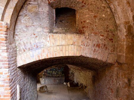 A gothic gate on the Schlossberg in Graz, surrounded by stones and old walls. | © Graz Tourismus - Harry Schiffer