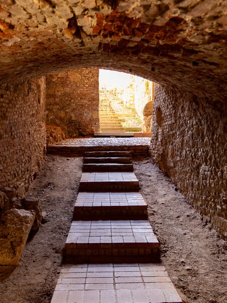 View of a tunnel with steps leading towards light. | © Graz Tourismus - Harry Schiffer
